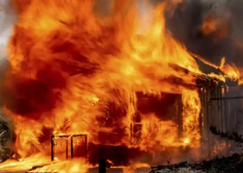 California evacua a más de 6 mil personas debido a un feroz incendio forestal