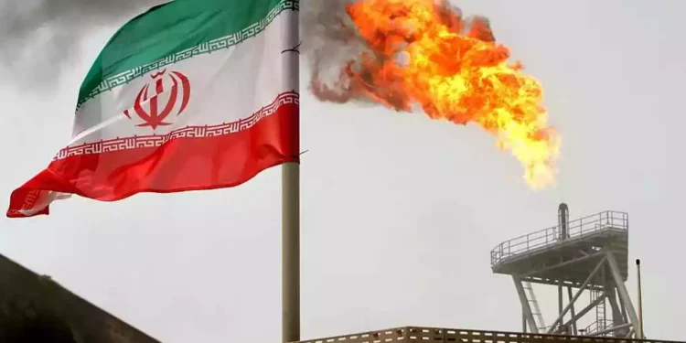 Irán registra un aumento de los ingresos petroleros en medio de dificultades económicas