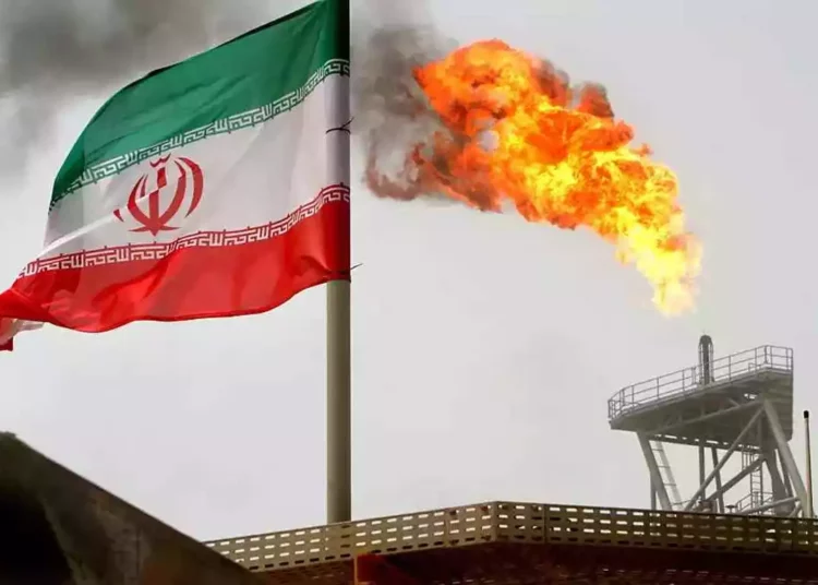 Irán registra un aumento de los ingresos petroleros en medio de dificultades económicas