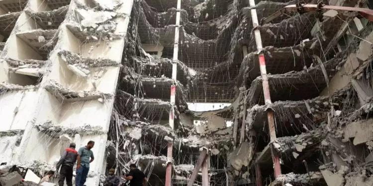 Irán acusa a 20 personas por el derrumbe de un edificio en el que murieron 43 personas