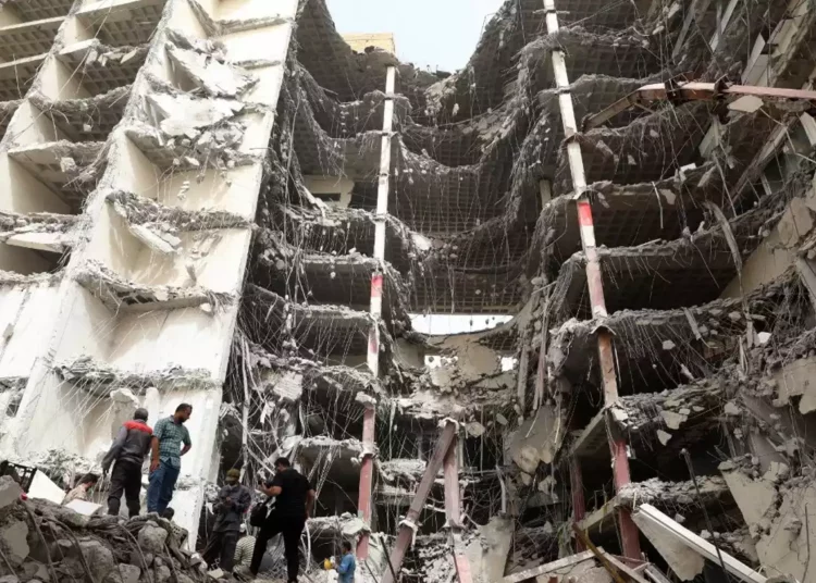 Irán acusa a 20 personas por el derrumbe de un edificio en el que murieron 43 personas