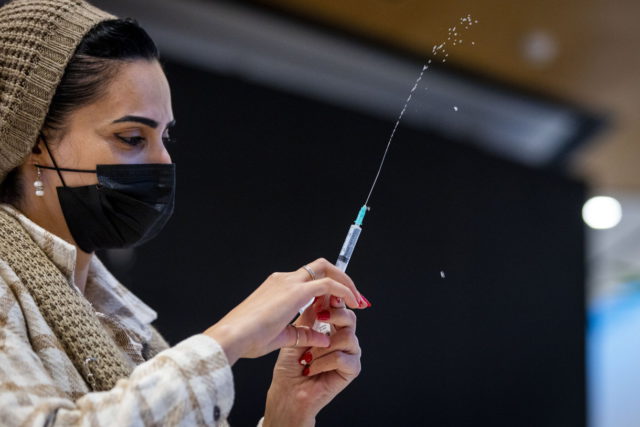 Nueva vacuna de Moderna contra las variantes del COVID comienza su ensayo en Israel