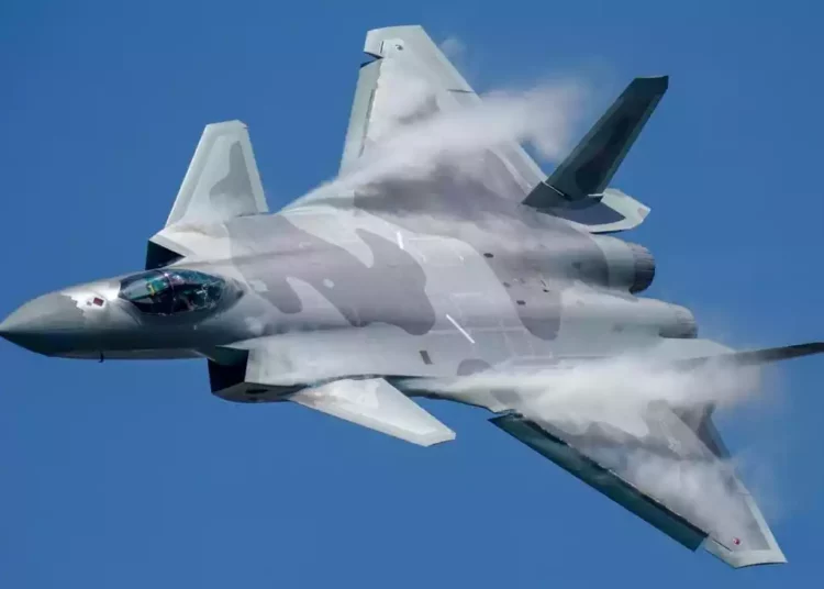 ¿El J-20 de China desafía la potencia de los F-22 Raptors?