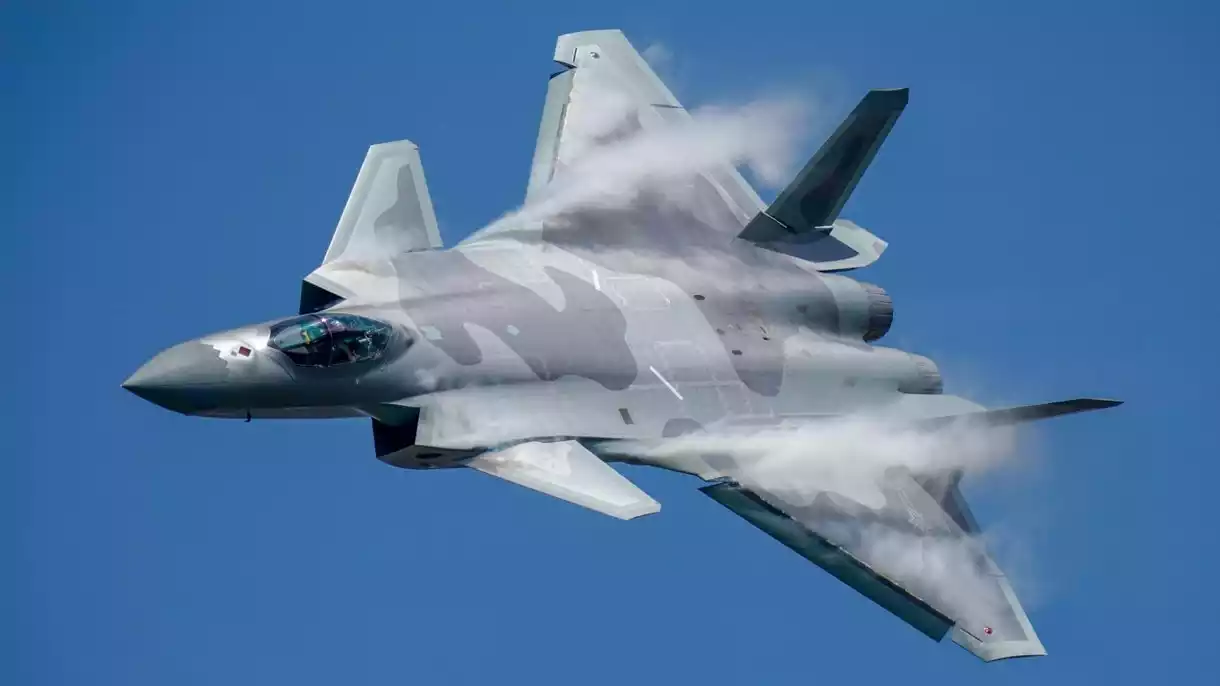 ¿El J-20 de China desafía la potencia de los F-22 Raptors?
