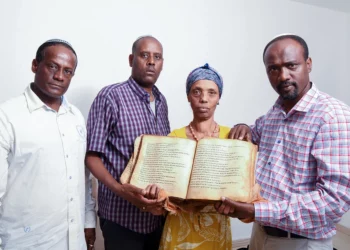 Una familia israelí lo arriesga todo para recuperar una rara versión etíope del Libro de los Salmos