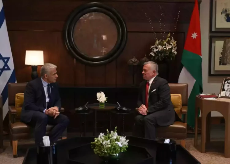 Lapid y el rey Abdullah de Jordania hablan por teléfono de sus vínculos y del próximo viaje de Biden
