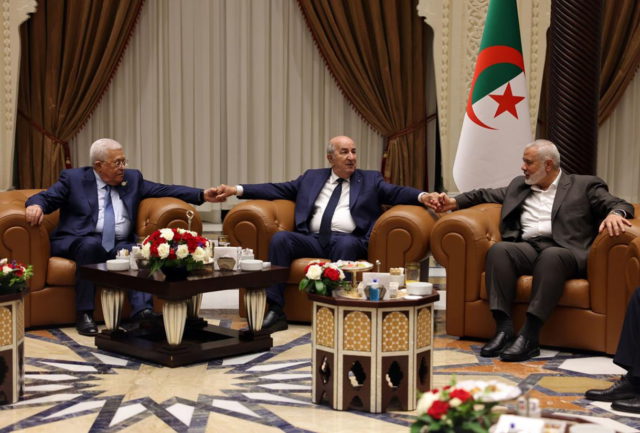 Abbas y Haniyeh se reúnen en Argelia en su primer encuentro en vario años