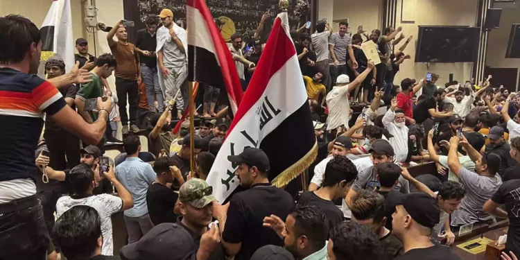 Manifestantes irrumpen en el Parlamento iraquí y cantan maldiciones contra Irán