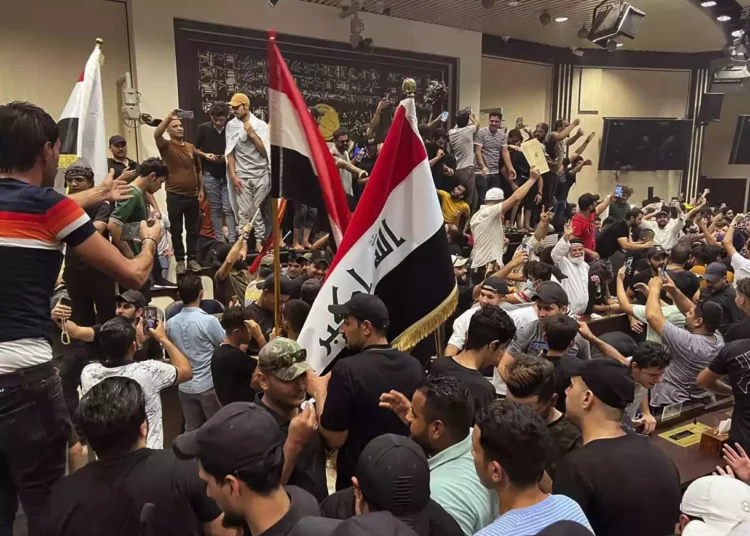 Manifestantes irrumpen en el Parlamento iraquí y cantan maldiciones contra Irán
