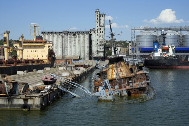 Rusia bombardea infraestructura portuaria ucraniana en el Mar Negro