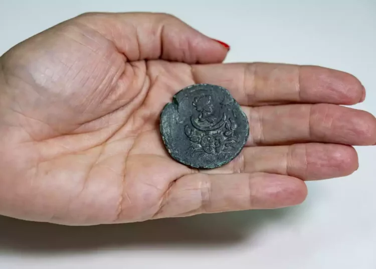 Hallan moneda de hace 1850 años con una imagen de la diosa Luna en Haifa