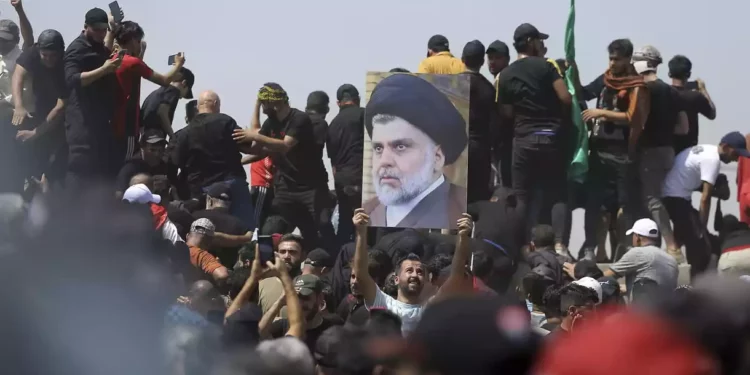 Manifestantes irrumpen de nuevo en el parlamento iraquí para impedir el gobierno respaldado por Irán