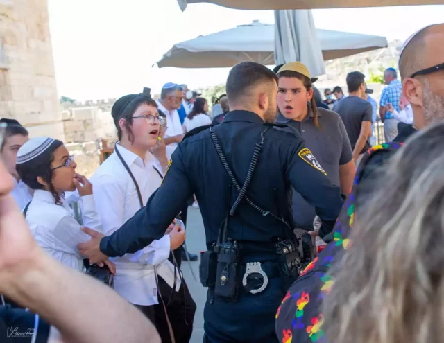 Israel prohíbe las barreras de separación de sexos en la plaza igualitaria del Muro Occidental