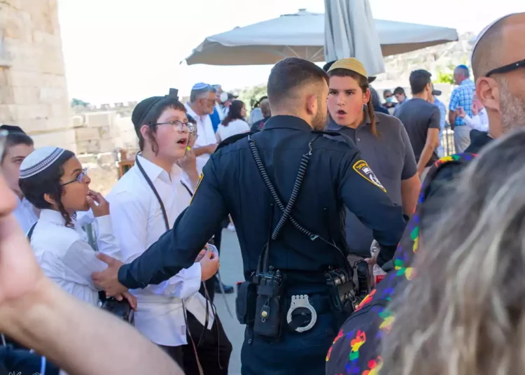 Israel prohíbe las barreras de separación de sexos en la plaza igualitaria del Muro Occidental