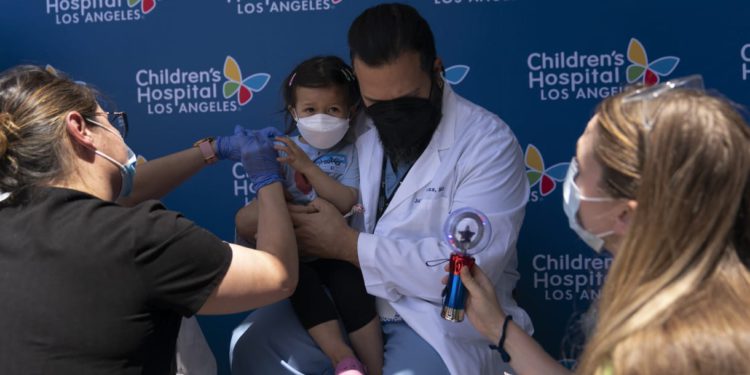 Israel da visto bueno a la vacunación de niños menores de 5 años