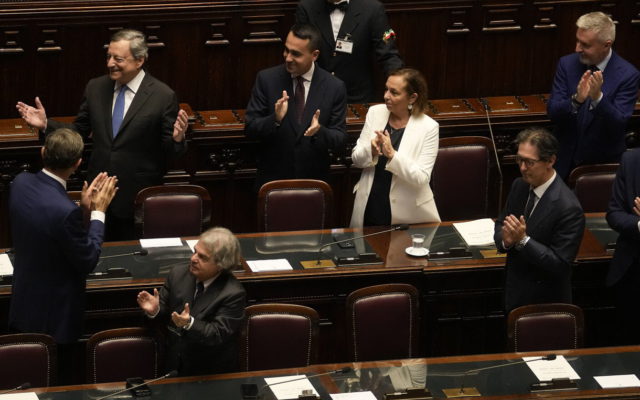 El primer ministro italiano dimite en medio de la agitación política y el colapso del gobierno 