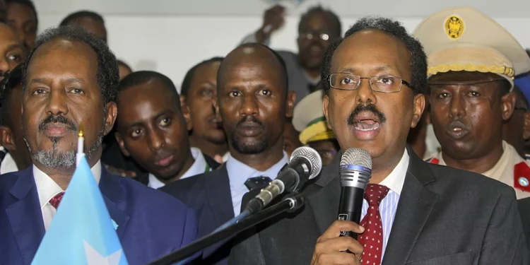 El nuevo presidente somalí, Mohamed Abdullahi Farmajo, a la derecha, está acompañado por el actual presidente, Hassan Sheikh Mohamud, a la izquierda, mientras habla con los periodistas tras ganar las elecciones en Mogadiscio, Somalia, el 8 de febrero de 2017. (AP Photo/Farah Abdi Warsameh)