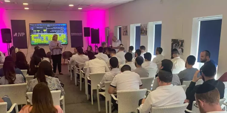 Programa israelí ayuda a la formación tecnológica de comunidades ultraortodoxas