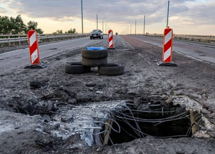 Artillería ucraniana inhabilita un puente clave en la ciudad de Kherson ocupada por Rusia