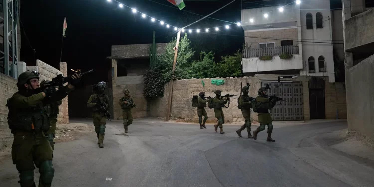 Israel captura a 10 islamistas palestinos en redadas nocturnas en Judea y Samaria