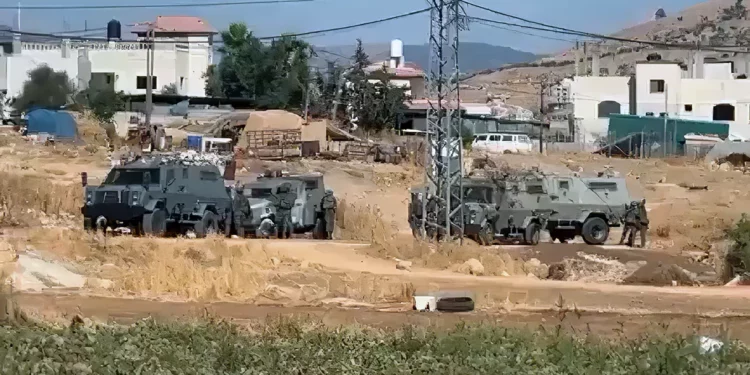 Islamistas palestinos se enfrentan a tropas de las FDI en una redada en Judea y Samaria