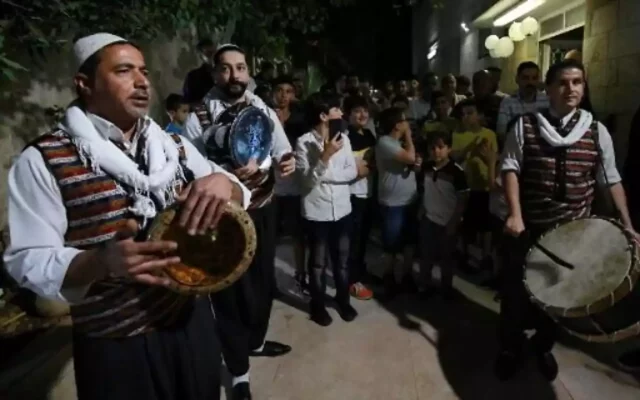 Los refugiados sirios en Jordania mejoran su economía con danzas tradicionales
