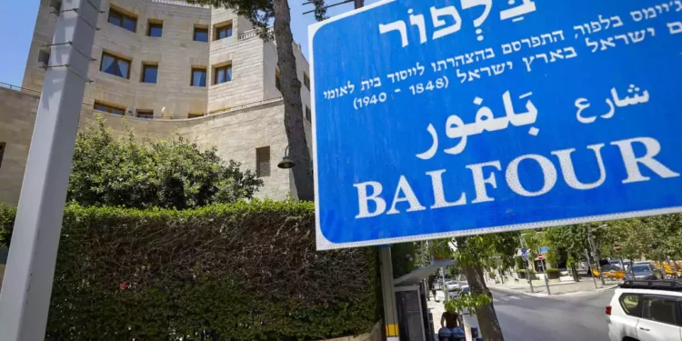 Yair Lapid se muda a un apartamento “seguro” en Jerusalén