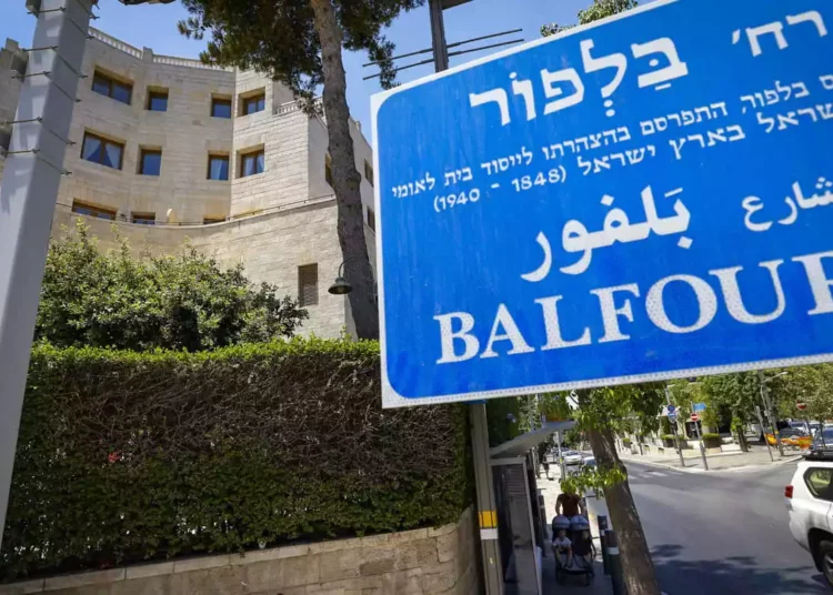 Yair Lapid se muda a un apartamento “seguro” en Jerusalén