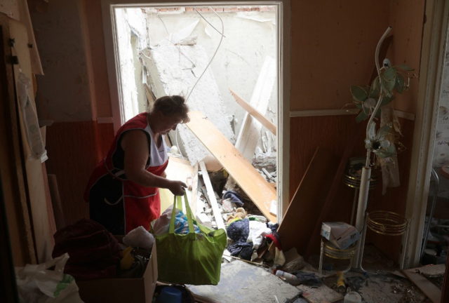 Ucrania busca supervivientes entre los escombros de un edificio bombardeado por Rusia