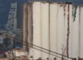 Los silos de grano dañados en el puerto de Beirut se derrumban parcialmente