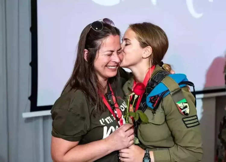 Soldados solitarios de las FDI se reúnen con sus madres en Jerusalén