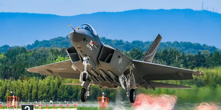 El KF-21 de Corea del Sur levanta el vuelo: ¿Un F-35 más barato?