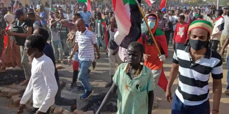 Miles de personas salen a las calles de Sudán para protestar contra el régimen militar