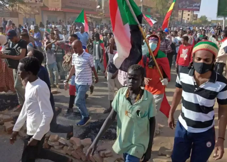 Miles de personas salen a las calles de Sudán para protestar contra el régimen militar