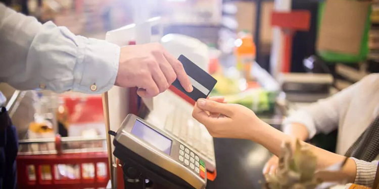 Los israelíes baten un récord de compras con tarjetas de crédito en centros comerciales