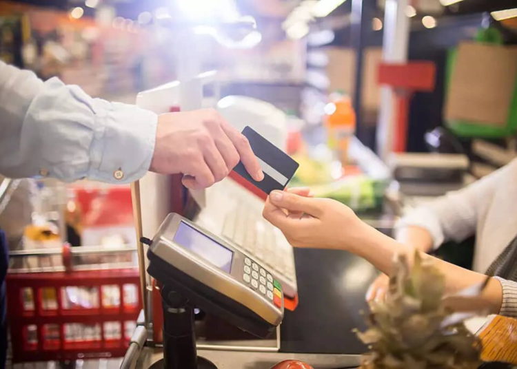 Los israelíes baten un récord de compras con tarjetas de crédito en centros comerciales
