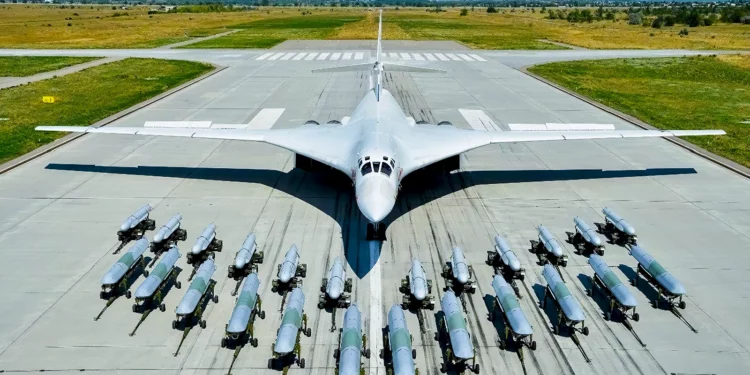 El Tu-160: El bombardero supersónico de Rusia está atacando Ucrania
