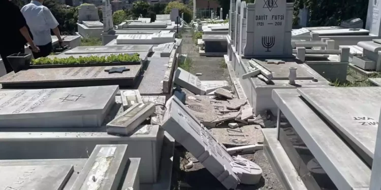 Decenas de tumbas judías fueron vandalizadas en un antiguo cementerio de Estambul