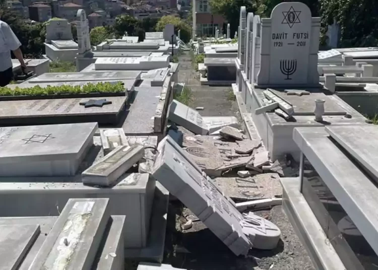 Decenas de tumbas judías fueron vandalizadas en un antiguo cementerio de Estambul