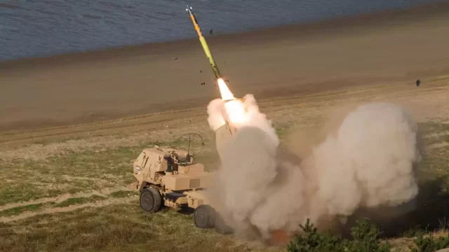 Ucrania utiliza misiles HIMARS para atacar objetivos militares rusos: Video