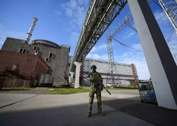 Ucrania acusa a Rusia de utilizar una central nuclear como base para bombardear los alrededores