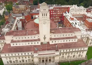 Licenciada demanda a universidad británica que suspendió su redacción por no criticar a Israel