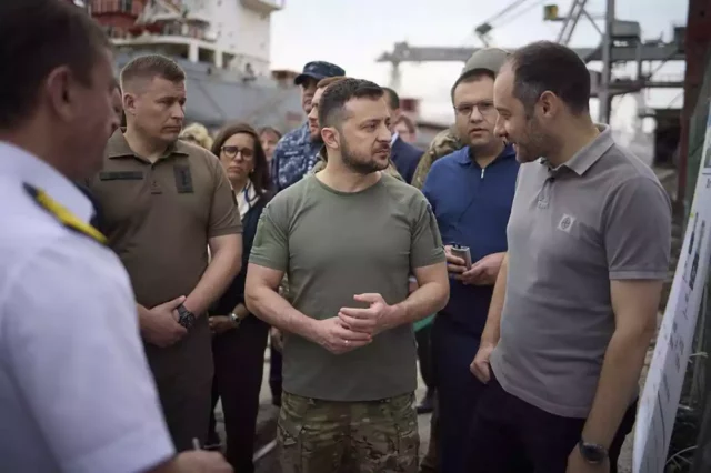 Zelenski supervisa la carga de barcos con grano ucraniano para la exportación