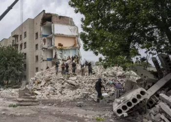 Bombardeo ruso en una zona residencial de Ucrania deja 15 muertos