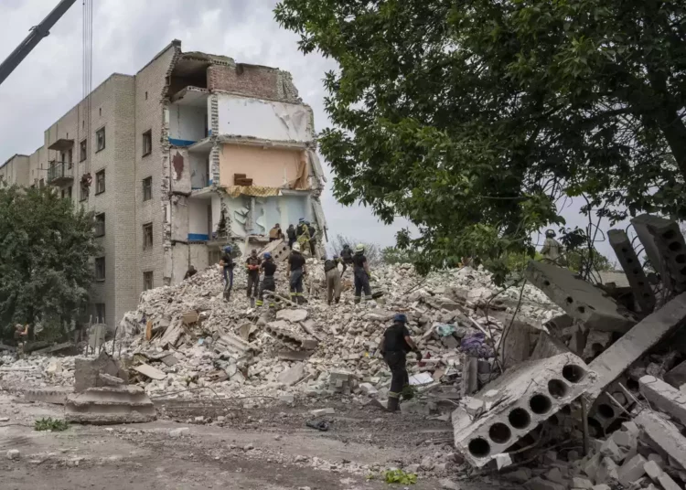 Bombardeo ruso en una zona residencial de Ucrania deja 15 muertos