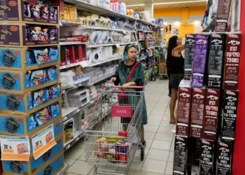 La subida de precios y la agitación política hacen caer la confianza de los consumidores