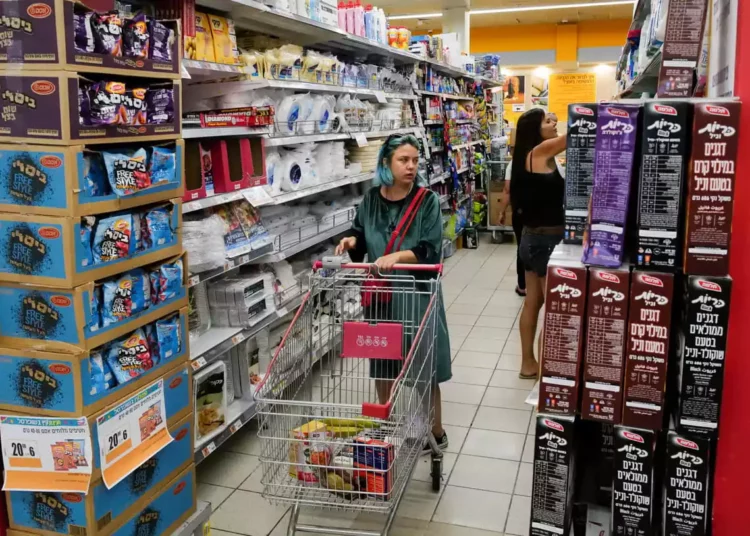 La subida de precios y la agitación política hacen caer la confianza de los consumidores