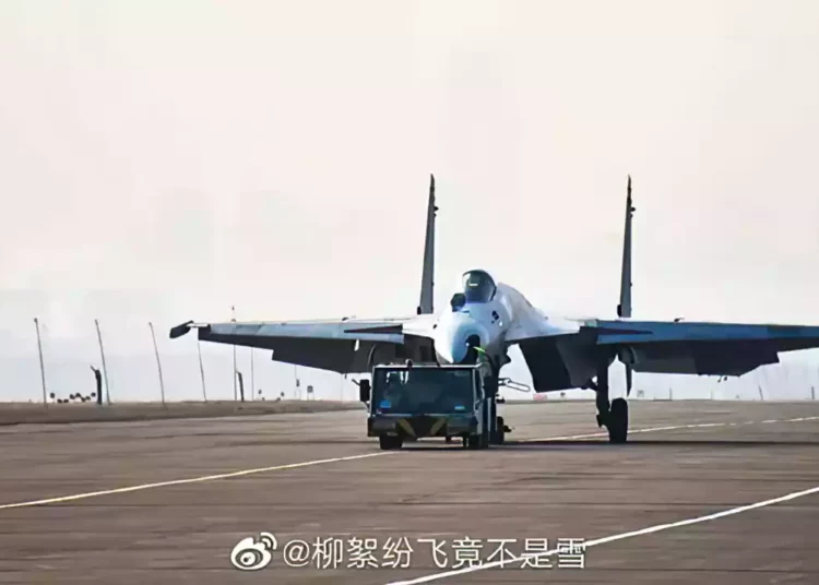 Imagen revela el avión de combate chino con tecnología de catapulta: el J-15T