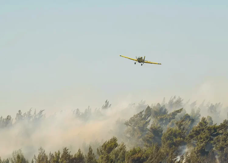 Los bomberos luchan contra un gran incendio en el norte de Israel, cerca de la frontera con el Líbano