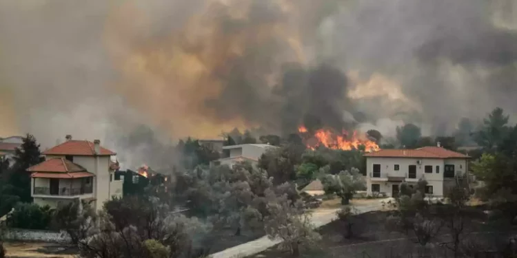 Grecia lucha contra los incendios forestales en medio de la ola de calor